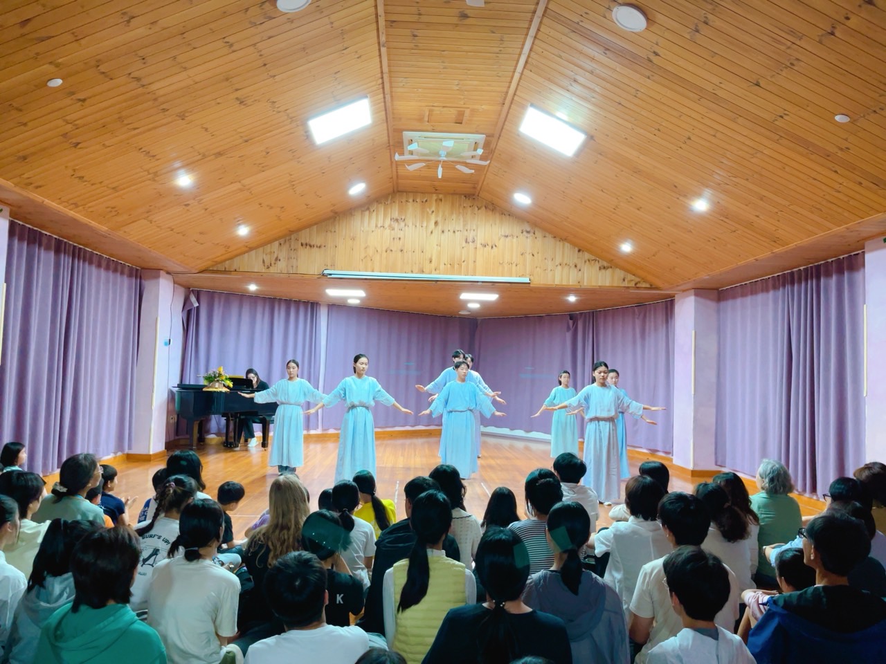 학교 강당에서 함께 공연하는 학생들